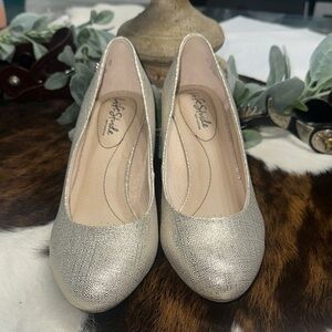 Life Stride Women's Shimmering gold metallic Heels